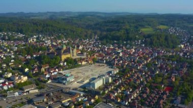 Şehrin ve manastırın havadan görünüşü. Weingarten ilkbaharda güneşli bir günde. Koronavirüs kilitlenmesi sırasında..