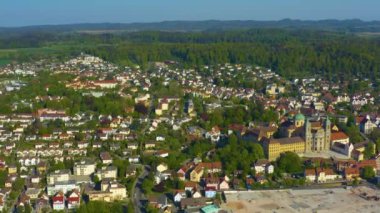 Şehrin ve manastırın havadan görünüşü. Weingarten ilkbaharda güneşli bir günde. Koronavirüs kilitlenmesi sırasında..