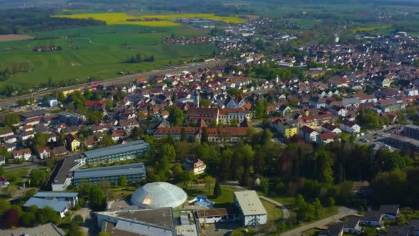 Widok Lotu Ptaka Miasto Klasztor Aulendorf Słoneczny Dzień Wiosny Podczas — Wideo stockowe