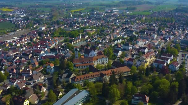 Widok Lotu Ptaka Miasto Klasztor Aulendorf Słoneczny Dzień Wiosny Podczas — Wideo stockowe