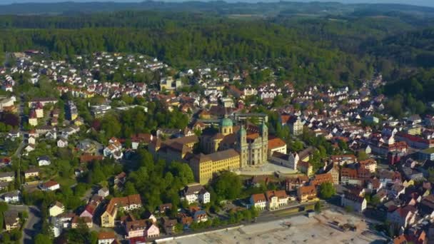 コロナウイルスのロックダウン中の春の晴れた日に市内と修道院Weingartenの空中ビュー — ストック動画