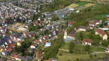 Koronavirüs kilitlenmesi sırasında güneşli bir bahar gününde Almanya 'daki Sinsheim kentinin havadan görünüşü.