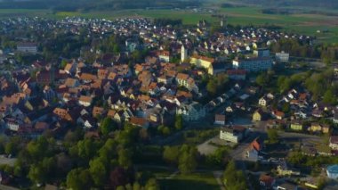 Pfullendorf şehrinin ilkbaharda koronavirüs kilitlenmesi sırasındaki hava görüntüsü..