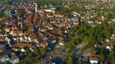 Pfullendorf şehrinin ilkbaharda koronavirüs kilitlenmesi sırasındaki hava görüntüsü..