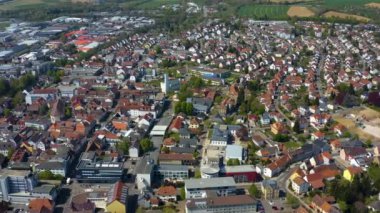 Koronavirüs kilitlenmesi sırasında güneşli bir bahar gününde Almanya 'daki Sinsheim kentinin havadan görünüşü.