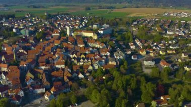Pfullendorf şehrinin ilkbaharda koronavirüs kilitlenmesi sırasındaki hava görüntüsü..