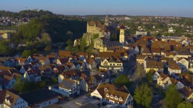 Şehrin ve Sigmaringen Kalesi 'nin hava manzarası güneşli bir baharda Coronavirus Kilitlemesi sırasında.