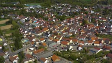 Coronavirus tecridi sırasında güneşli bir bahar gününde Almanya 'daki Hoffenheim kentinin hava görüntüsü.