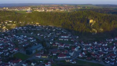 Şehrin ve Straberg Kalesi 'nin hava görüntüsü. İlkbaharın sonlarında, koronavirüs kilitlenmesi sırasında..
