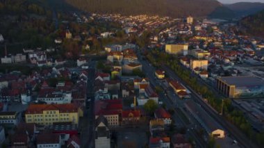 İlkbaharda Albstadt şehrinin hava görüntüsü güneşli bir öğleden sonra Coronavirus tecridi sırasında.