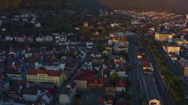 İlkbaharda Albstadt şehrinin hava görüntüsü güneşli bir öğleden sonra Coronavirus tecridi sırasında.