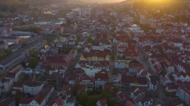 İlkbaharda Albstadt şehrinin hava görüntüsü güneşli bir öğleden sonra Coronavirus tecridi sırasında.