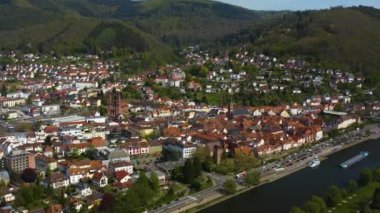 Coronavirus tecridi sırasında güneşli bir bahar gününde Almanya 'daki Eberbach kentinin hava görüntüsü.