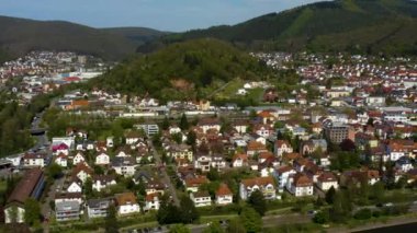 Coronavirus tecridi sırasında güneşli bir bahar gününde Almanya 'daki Eberbach kentinin hava görüntüsü.