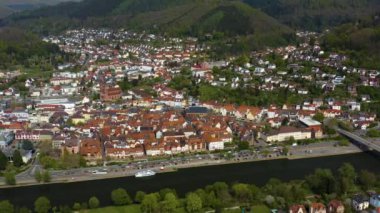 Coronavirus tecridi sırasında güneşli bir bahar gününde Almanya 'daki Eberbach kentinin hava görüntüsü.