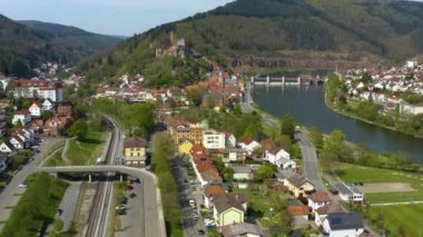 Güneşli bir bahar gününde Coronavirus kilitlemesi sırasında Almanya 'daki Hirschhorn kalesinin ve şehrin havadan görüntüsü..