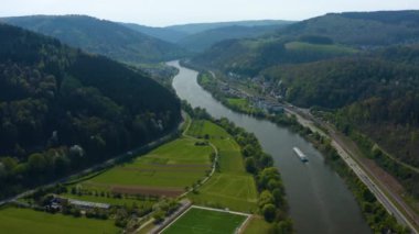 Coronavirus tecridi sırasında güneşli bir bahar gününde Almanya 'daki Eberbach kentinin hava görüntüsü.