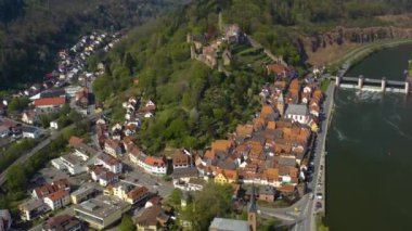 Güneşli bir bahar gününde Coronavirus kilitlemesi sırasında Almanya 'daki Hirschhorn kalesinin ve şehrin havadan görüntüsü..