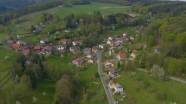 Coronavirus kilitlemesi sırasında güneşli bir bahar gününde Almanya 'daki Grein köyünün hava görüntüsü.