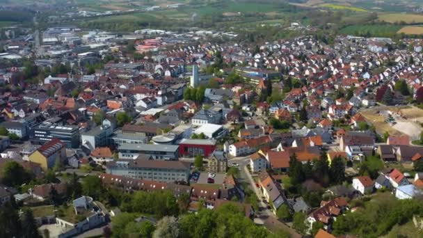 コロナウイルスのロックダウン中の晴れた春の日にドイツの街のSinsheimの空中ビュー — ストック動画