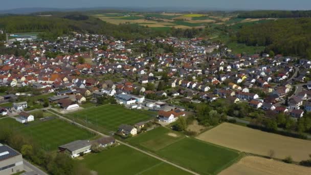 コロナウイルスのロックダウン中の晴れた春の日にドイツの都市ホフマンの空中ビュー — ストック動画
