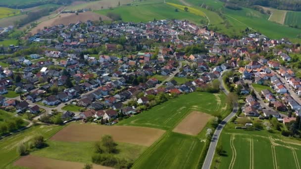 Luftaufnahme Des Dorfes Horrenberg Deutschland Einem Sonnigen Frühlingstag Während Der — Stockvideo