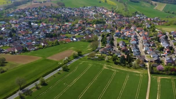 코로나 바이러스가 퇴치되는 독일의 마을인 베르크를 공중에서 내려다본 — 비디오