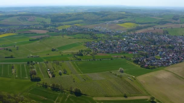 コロナウイルスのロックダウン中の晴れた春の日にドイツの村Horrenbergの空中ビュー — ストック動画
