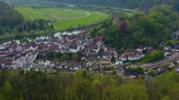 市内の空中ビューコロナウイルスのロックダウン中の晴れた春の日にドイツのネッカーシュタイン — ストック動画