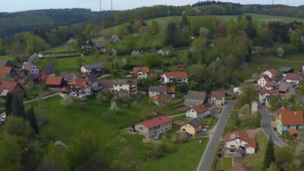 コロナウイルスのロックダウン中の晴れた春の日にドイツの村の緑の空中ビュー — ストック動画