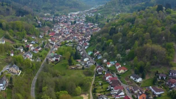 コロナウイルスのロックダウン中の晴れた春の日にドイツのシュナウ市の空中ビュー — ストック動画
