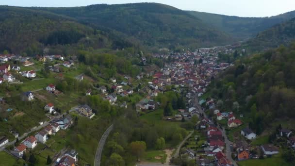 コロナウイルスのロックダウン中の晴れた春の日にドイツのシュナウ市の空中ビュー — ストック動画