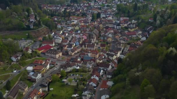 コロナウイルスのロックダウン中の晴れた春の日にドイツのシュナウ市の空中ビュー — ストック動画