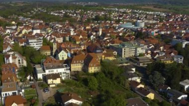 Coronavirus kilitlemesi sırasında güneşli bir bahar gününde Almanya 'daki Wiesloch kentinin hava görüntüsü.