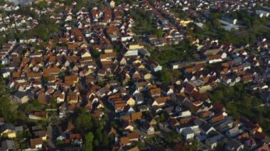 Coronavirus tecridi sırasında güneşli bir bahar gününde Almanya 'daki Bad Schnborn kentinin hava görüntüsü.