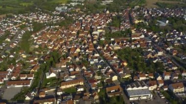 Coronavirus tecridi sırasında güneşli bir bahar gününde Almanya 'daki Bad Schnborn kentinin hava görüntüsü.
