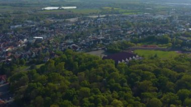Coronavirus kilitlemesi sırasında güneşli bir bahar gününde Almanya 'daki Wiesloch kentinin hava görüntüsü.