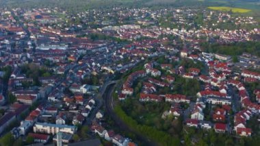 Almanya 'nın Bruchsal kentinin güneşli bir bahar gününde koronavirüs kilitlenmesi sırasındaki hava görüntüsü.