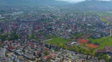 Coronavirus tecridi sırasında güneşli bir bahar gününde Almanya 'daki Weinstadt kentinin hava görüntüsü.