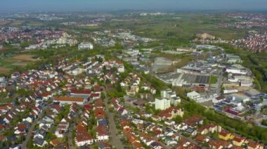 Coronavirus tecridi sırasında güneşli bir bahar gününde Almanya 'daki Beutelsbach kentinin hava görüntüsü.