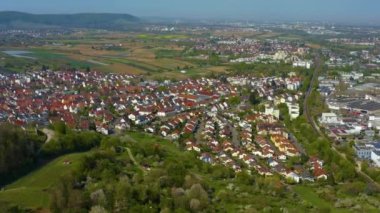 Coronavirus tecridi sırasında güneşli bir bahar gününde Almanya 'daki Beutelsbach kentinin hava görüntüsü.