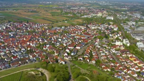 Luftaufnahme Der Stadt Beutelsbach Einem Sonnigen Frühlingstag Während Der Coronavirus — Stockvideo