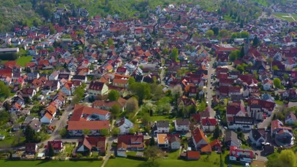 コロナウイルスのロックダウン中の晴れた春の日にドイツの都市ウルバッハの空中ビュー — ストック動画