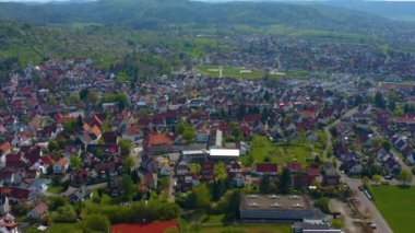 Koronavirüs kilitlenmesi sırasında güneşli bir bahar gününde Almanya 'nın Urbach kentinin hava görüntüsü.