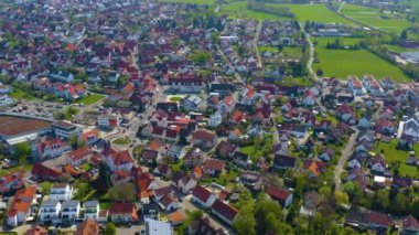 Koronavirüs kilitlenmesi sırasında güneşli bir bahar gününde Almanya 'nın Urbach kentinin hava görüntüsü.