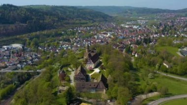 Coronavirus kilitlemesi sırasında güneşli bir bahar gününde Almanya 'nın Lorch kentinin havadan görünüşü.