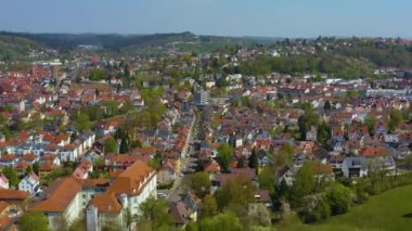 Coronavirus kilitlemesi sırasında güneşli bir bahar gününde Almanya 'daki Schwbisch Gmnd kentinin hava görüntüsü.