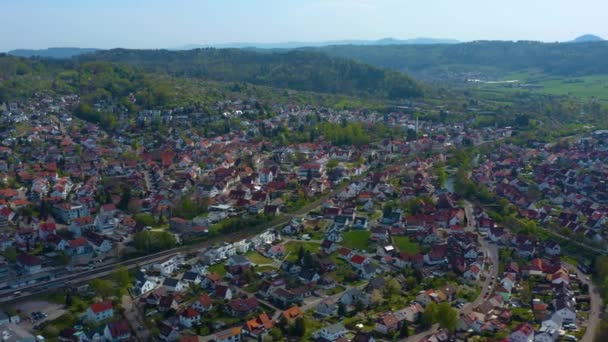 コロナウイルスのロックダウン中の晴れた春の日にドイツの街Plderhausenの空中ビュー — ストック動画