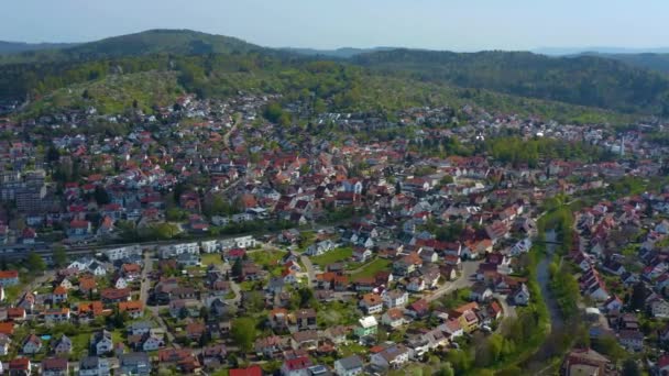 コロナウイルスのロックダウン中の晴れた春の日にドイツの街Plderhausenの空中ビュー — ストック動画