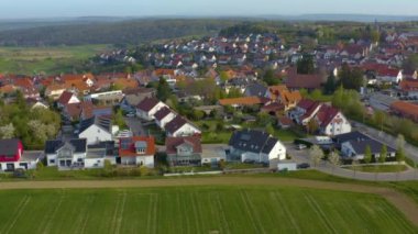 Wurmberg köyünün güneşli bir bahar sabahında havadan görünüşü